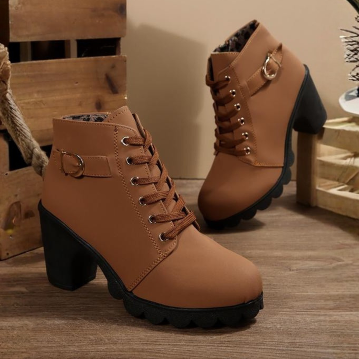 KATNI | Lace-up ankle boots with metal buckle and chunky sole, chic style