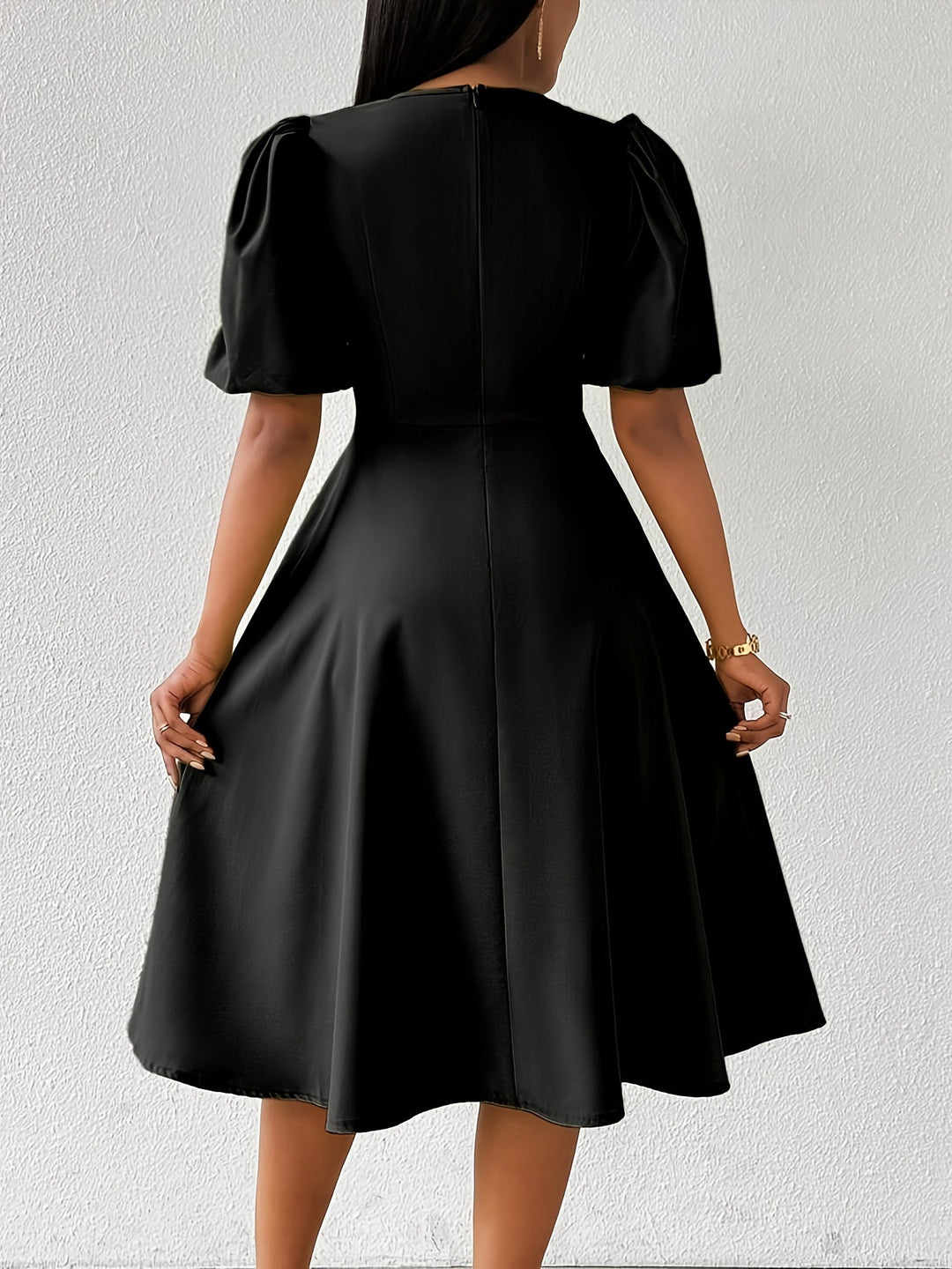 Clara Bloom | Refined black midi dress