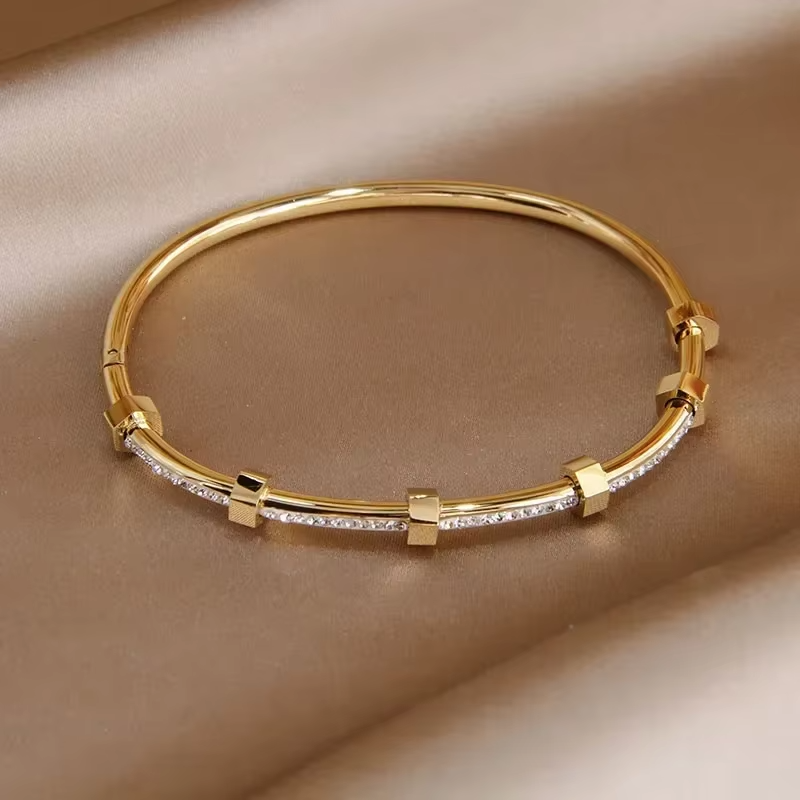Fabia - Elegant Twist Bracelet